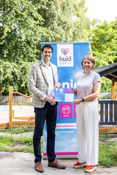 Ondertekening Zonvenant door wethouder gezondheid Arnoud Proos