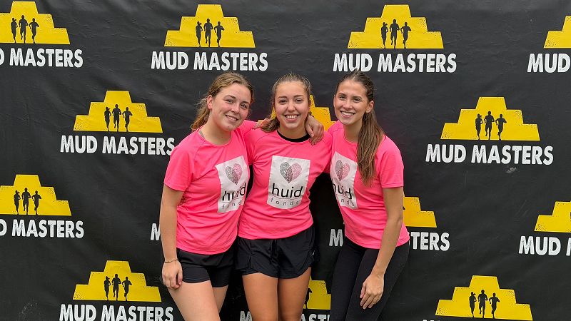 Francesca, Sarah en Robine trotseren Mud Masters voor het Huidfonds