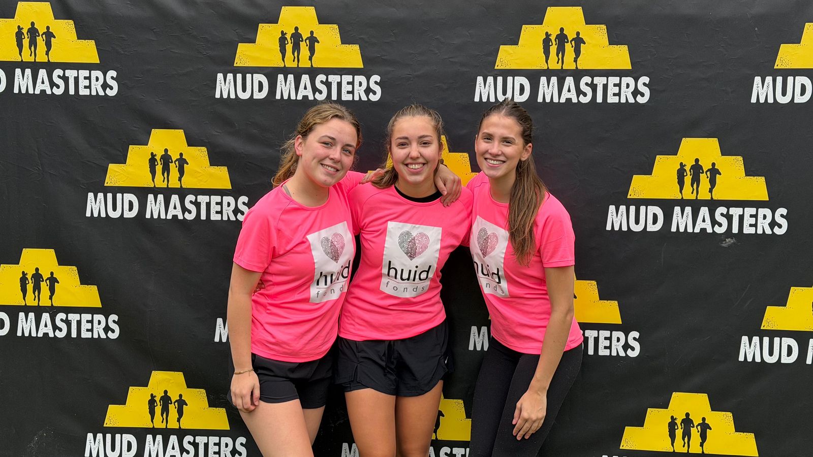 Francesca, Sarah en Robine trotseren Mud Masters voor het Huidfonds