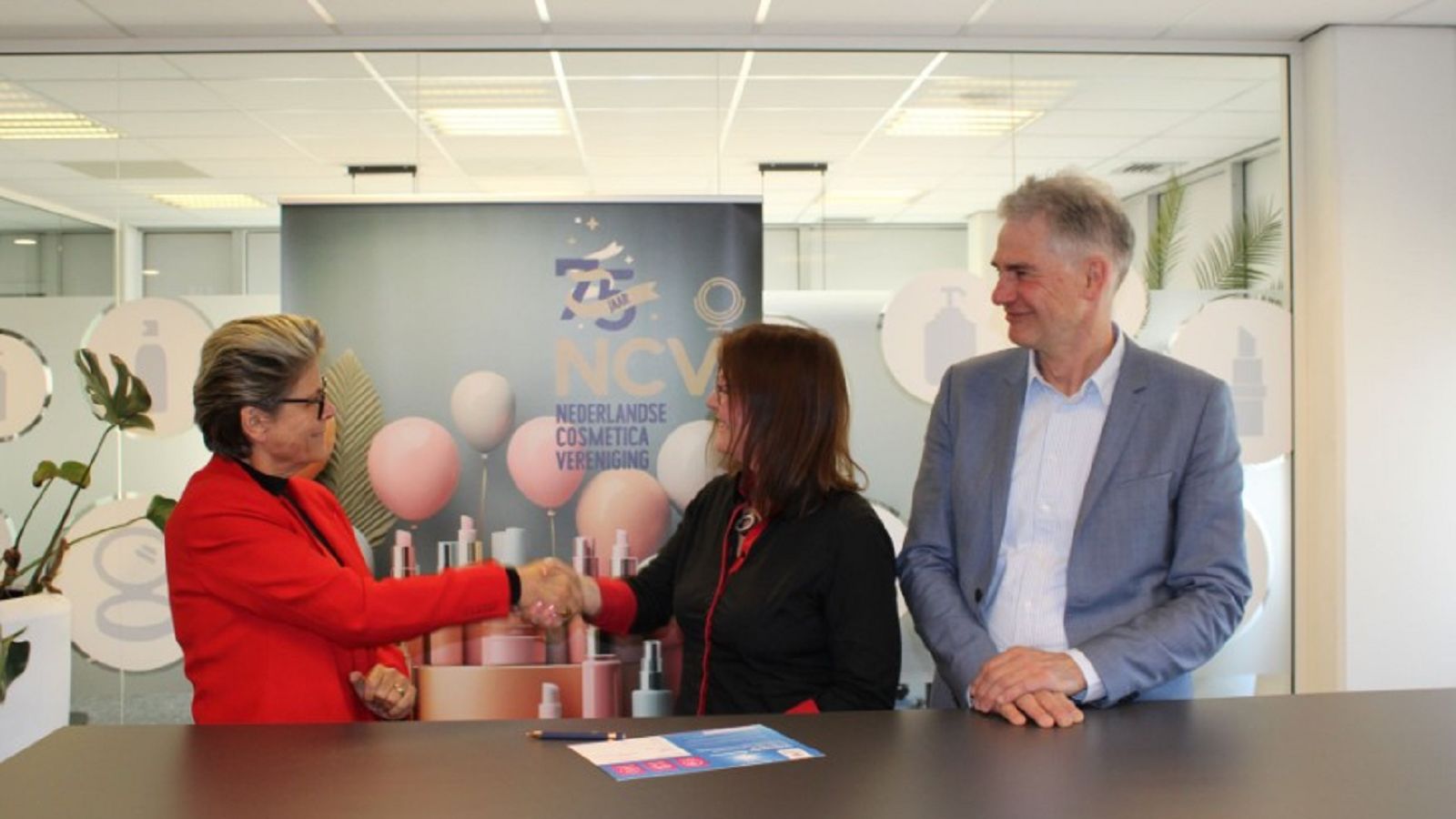 Nederlandse Cosmetica Vereniging tekent het Zonvenant